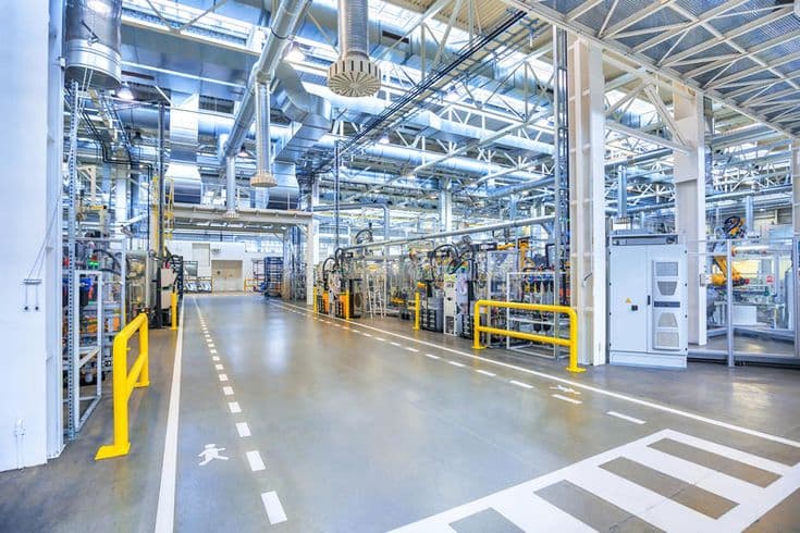 Site industriel avec marquage au sol professionnel - Solutions sur-mesure SMPL